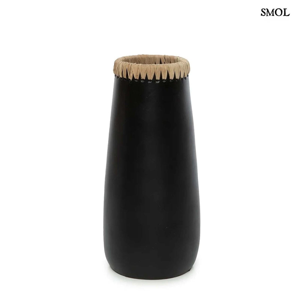 Váza - fekete, terrakotta, raffiával, 31 cm | SNIKA - SMOL