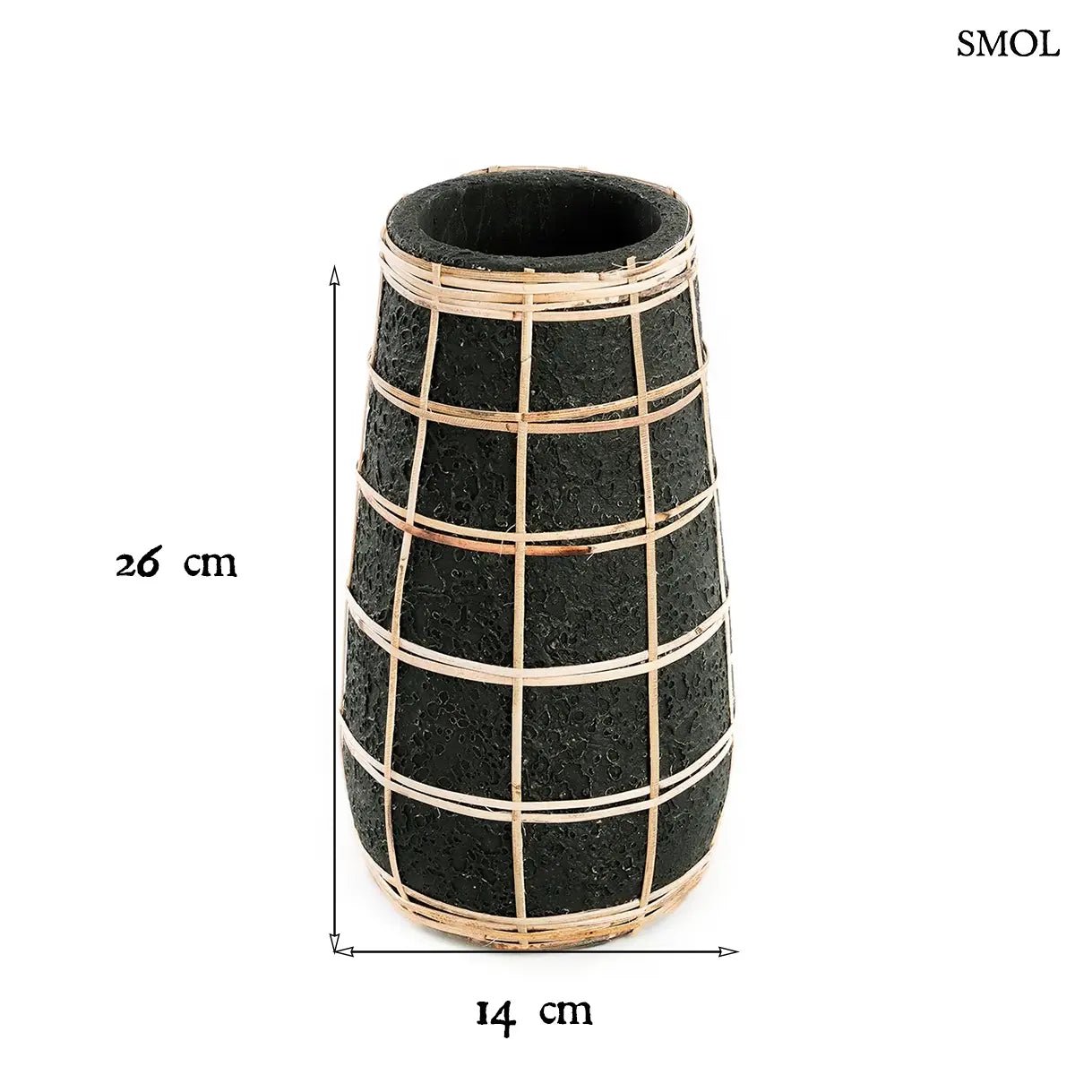 Fekete színű, rusztikus felületű terrakotta váza, amelyet világosbarna, kézzel font rattan rácsozat díszít, méretekkel