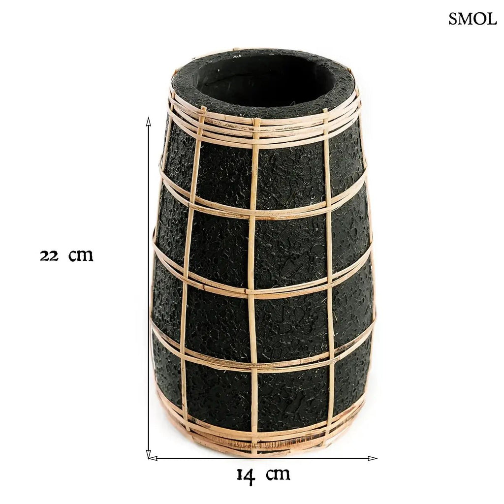 Fekete terrakotta váza rücskös felülettel és világos rattan fonással, méretekkel