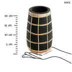 Fekete terrakotta váza rücskös felülettel és világos rattan fonással, méretarányosan