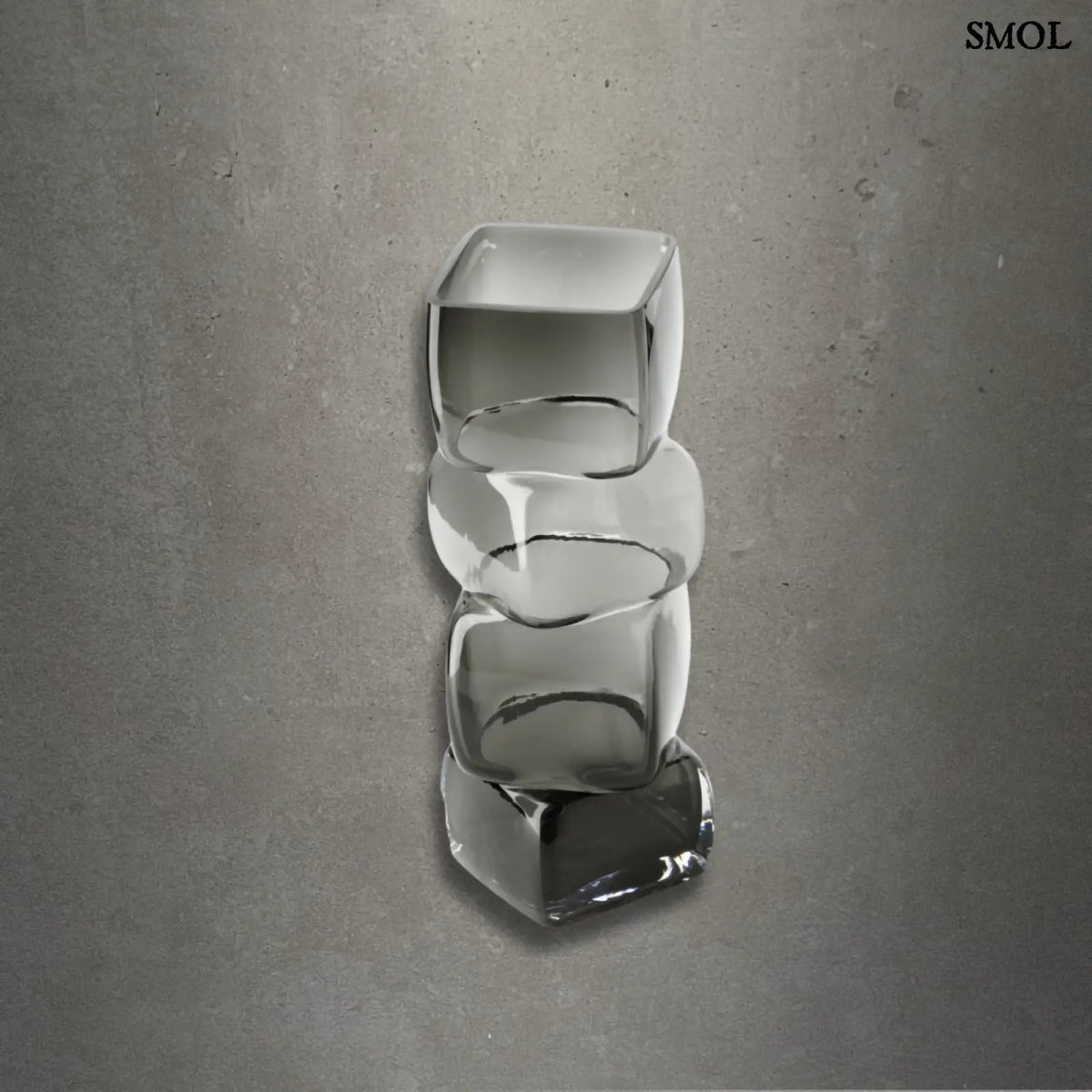 Váza – Kézzel készült, újrahasznosított, sötétszürke üveg váza kocka formával, szürke háttérrel