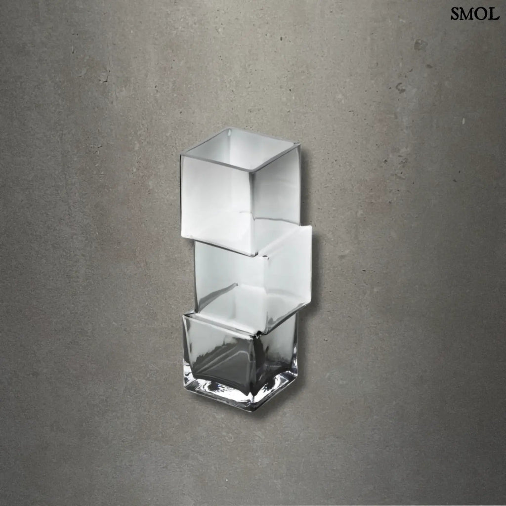 sötétszürke RUMMIKUB üveg váza három, egymásra épített kocka formájú üvegrészből, játékos, eltolt dizájnnal, szürke háttérrel