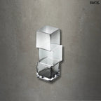 sötétszürke RUMMIKUB üveg váza három, egymásra épített kocka formájú üvegrészből, játékos, eltolt dizájnnal, szürke háttérrel