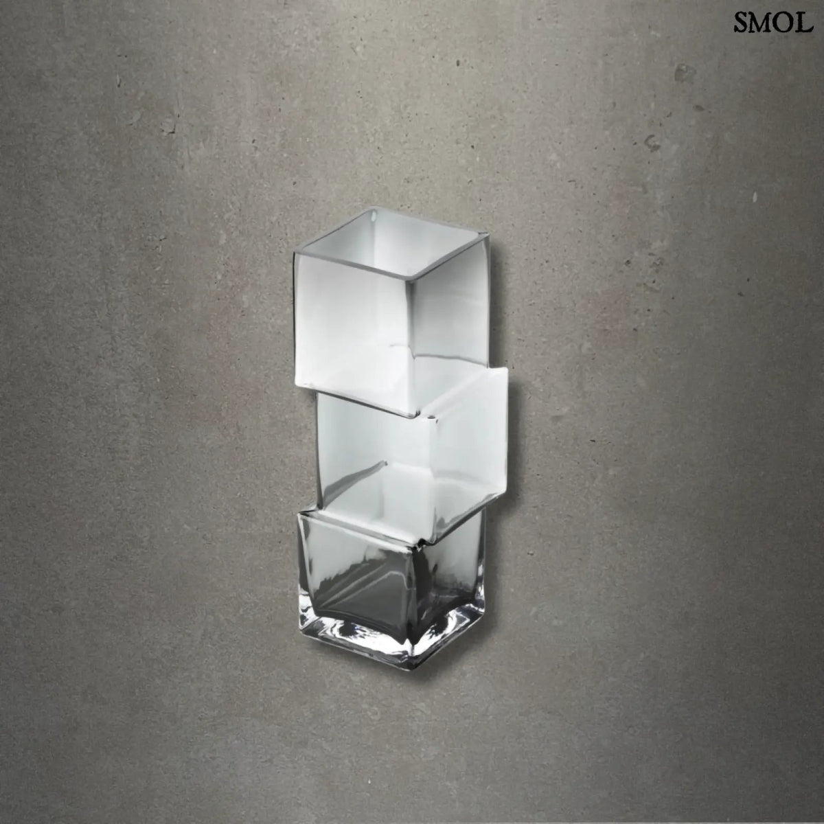 sötétszürke RUMMIKUB üveg váza három, egymásra épített kocka formájú üvegrészből, játékos, eltolt dizájnnal, szürke háttérrel