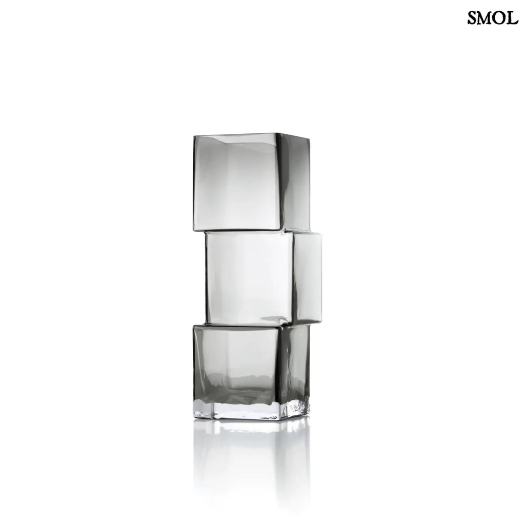  sötétszürke RUMMIKUB üveg váza három, egymásra épített kocka formájú üvegrészből, játékos, eltolt dizájnnal, fehér háttérrel