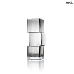  sötétszürke RUMMIKUB üveg váza három, egymásra épített kocka formájú üvegrészből, játékos, eltolt dizájnnal, fehér háttérrel