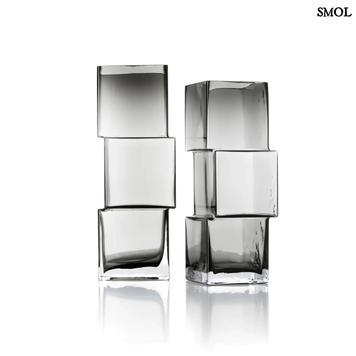 sötétszürke RUMMIKUB üveg váza három, egymásra épített kocka formájú üvegrészből, játékos, eltolt dizájnnal, oldalról, két méretben