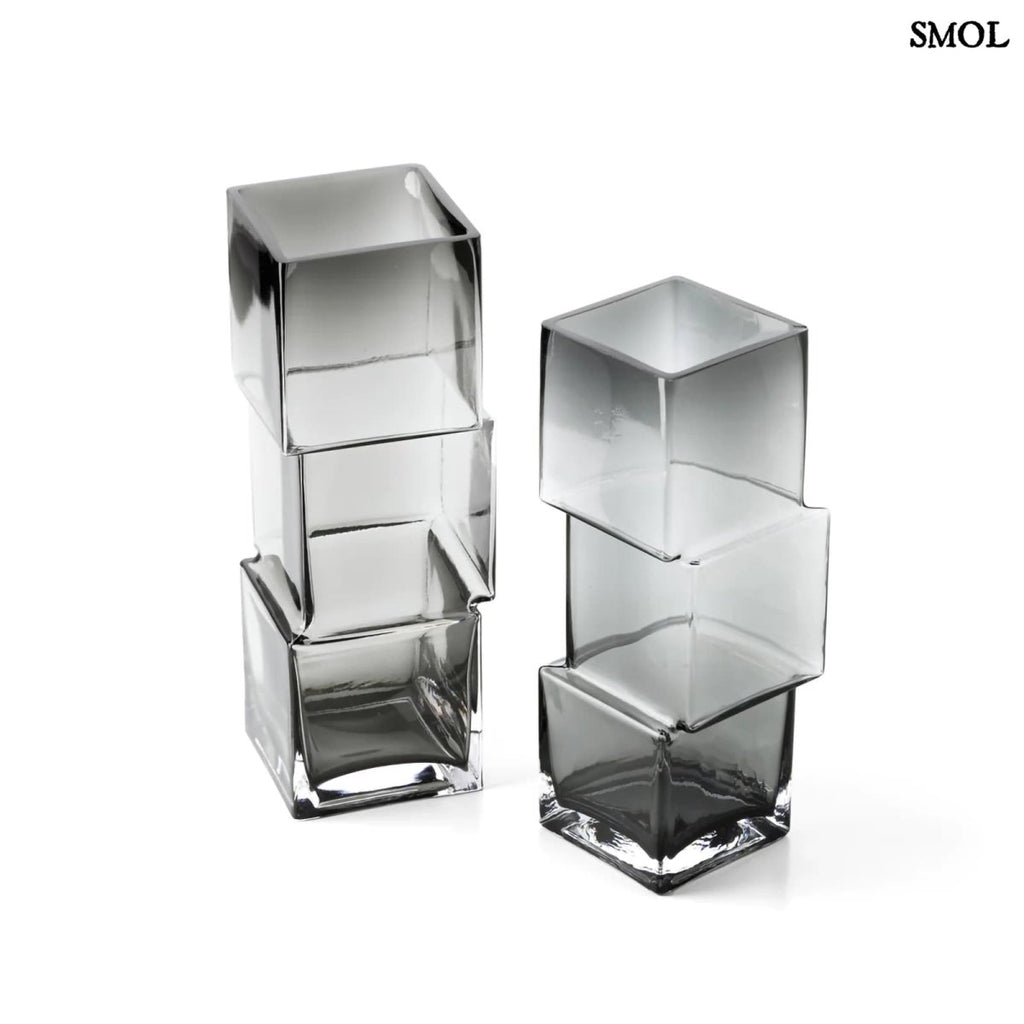 sötétszürke RUMMIKUB üveg váza három, egymásra épített kocka formájú üvegrészből, játékos, eltolt dizájnnal, két méretben