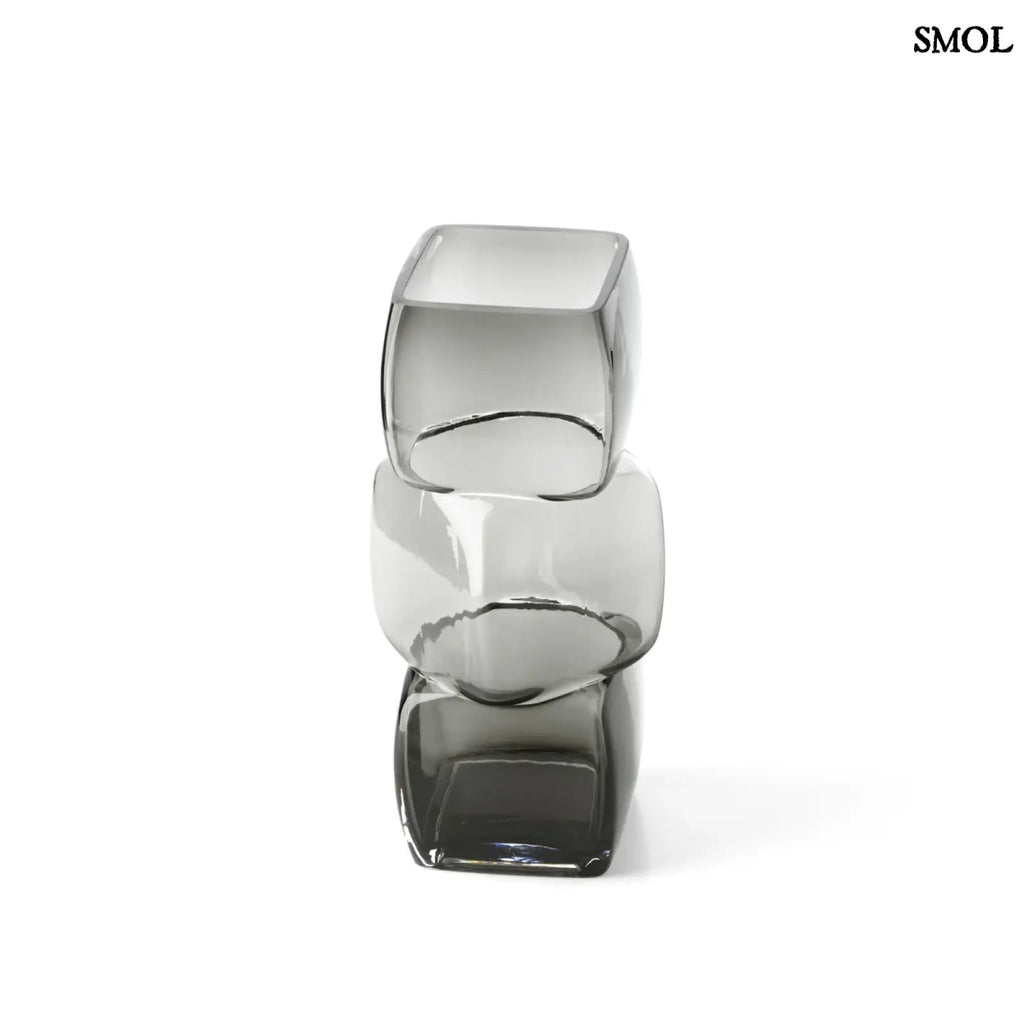 Sötétszürke, három részből álló, kocka formájú, újrahasznosított üveg váza, fehér háttérrel