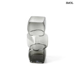 Sötétszürke, három részből álló, kocka formájú, újrahasznosított üveg váza, fehér háttérrel