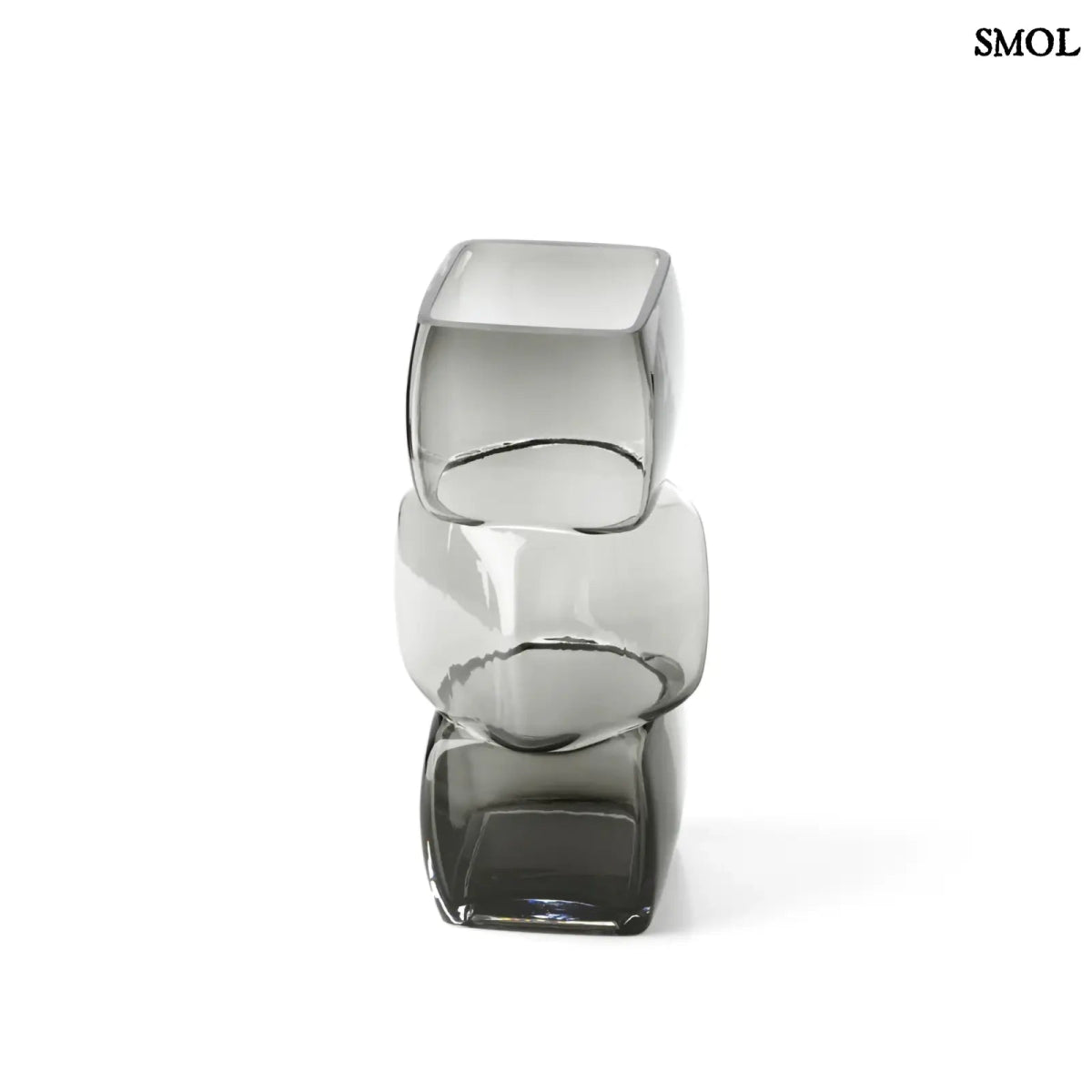 Sötétszürke, három részből álló, kocka formájú, újrahasznosított üveg váza, fehér háttérrel