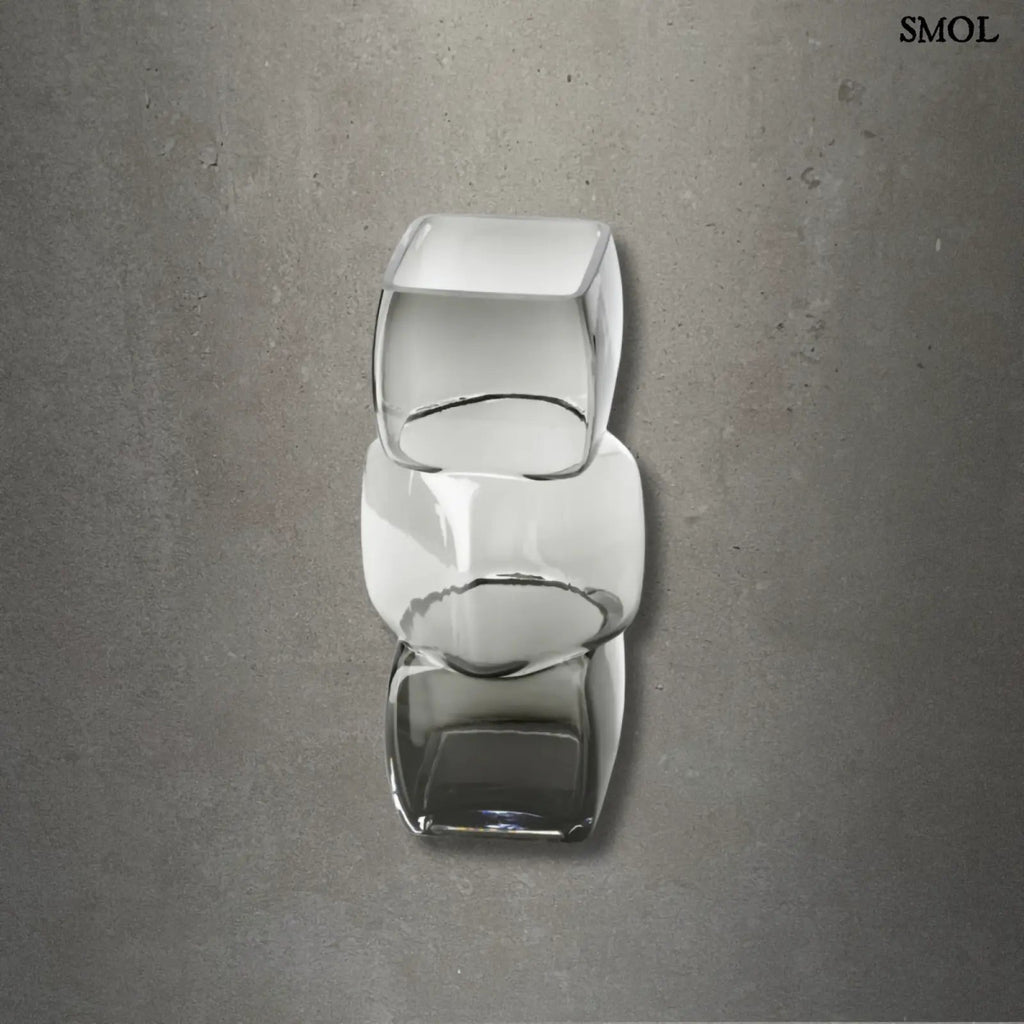 Sötétszürke, három részből álló, kocka formájú, újrahasznosított üveg váza, szürke háttérrel