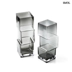 Függőlegesen elrendezett, három kocka alakú sötétszürke üveg váza, felülről