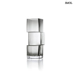 Függőlegesen elrendezett, három kocka alakú sötétszürke üveg váza, oldalról