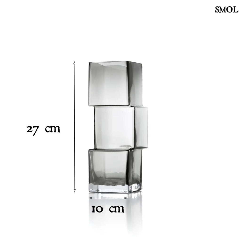 Függőlegesen elrendezett, három kocka alakú sötétszürke üveg váza, méretekkel