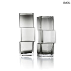 Függőlegesen elrendezett, három kocka alakú sötétszürke üveg váza, két méretben