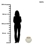 Rusztikus natúr terrakotta váza kézzel font raffia díszítéssel a peremén, méretarányosan