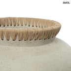 Rusztikus natúr terrakotta váza kézzel font raffia díszítéssel a peremén, raffia perem nagyítva