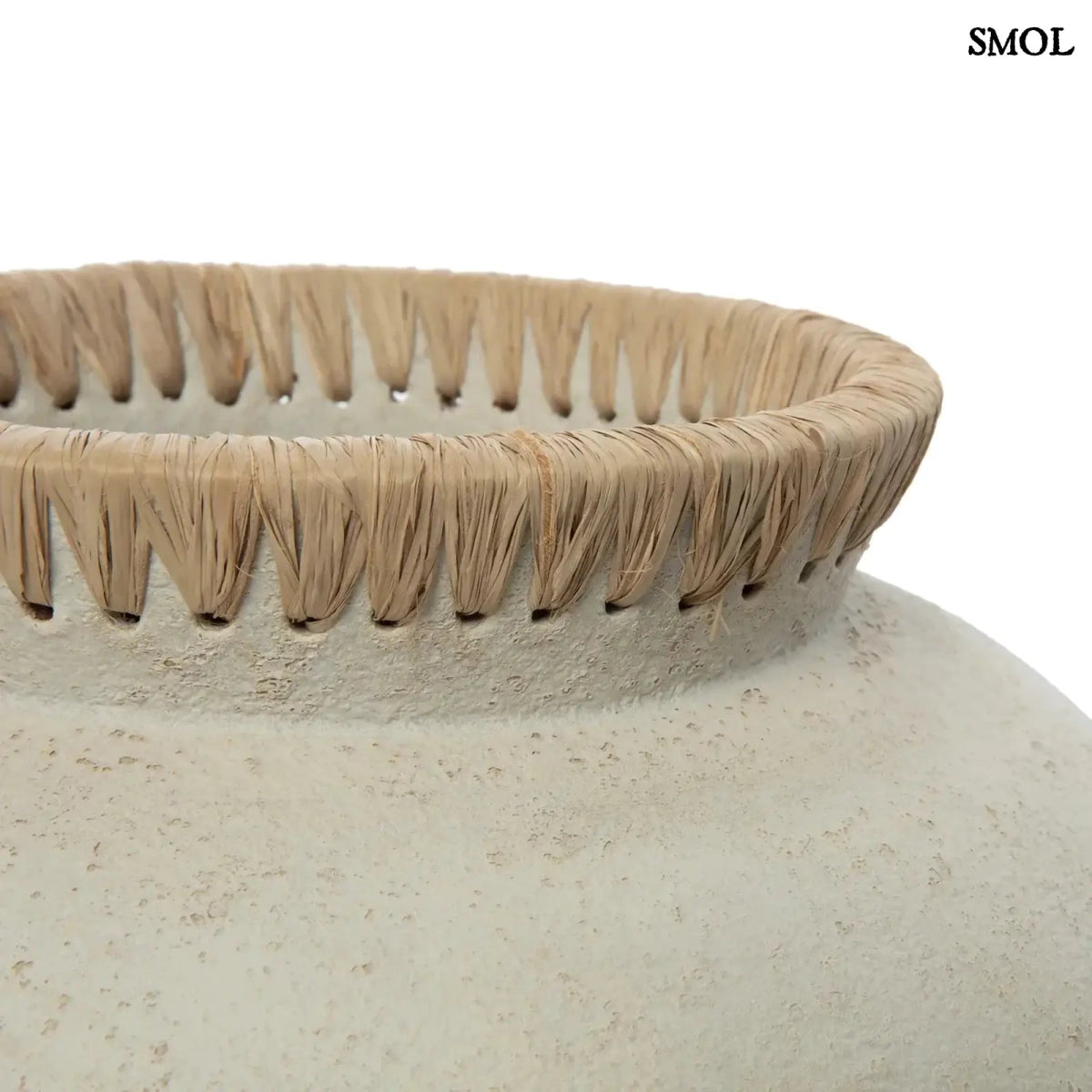 Rusztikus natúr terrakotta váza kézzel font raffia díszítéssel a peremén, raffia perem nagyítva