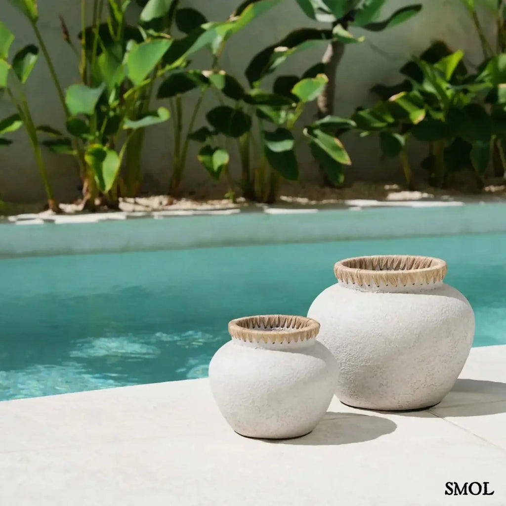 Rusztikus natúr terrakotta váza kézzel font raffia díszítéssel a peremén, két méretben, medence mellett