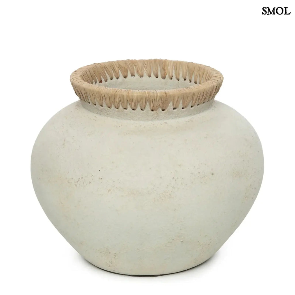 Rusztikus natúr terrakotta váza kézzel font raffia díszítéssel a peremén, fehér háttérrel