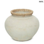 Rusztikus natúr terrakotta váza kézzel font raffia díszítéssel a peremén, fehér háttérrel