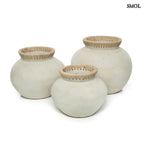 Rusztikus natúr terrakotta váza kézzel font raffia díszítéssel a peremén, három méretben