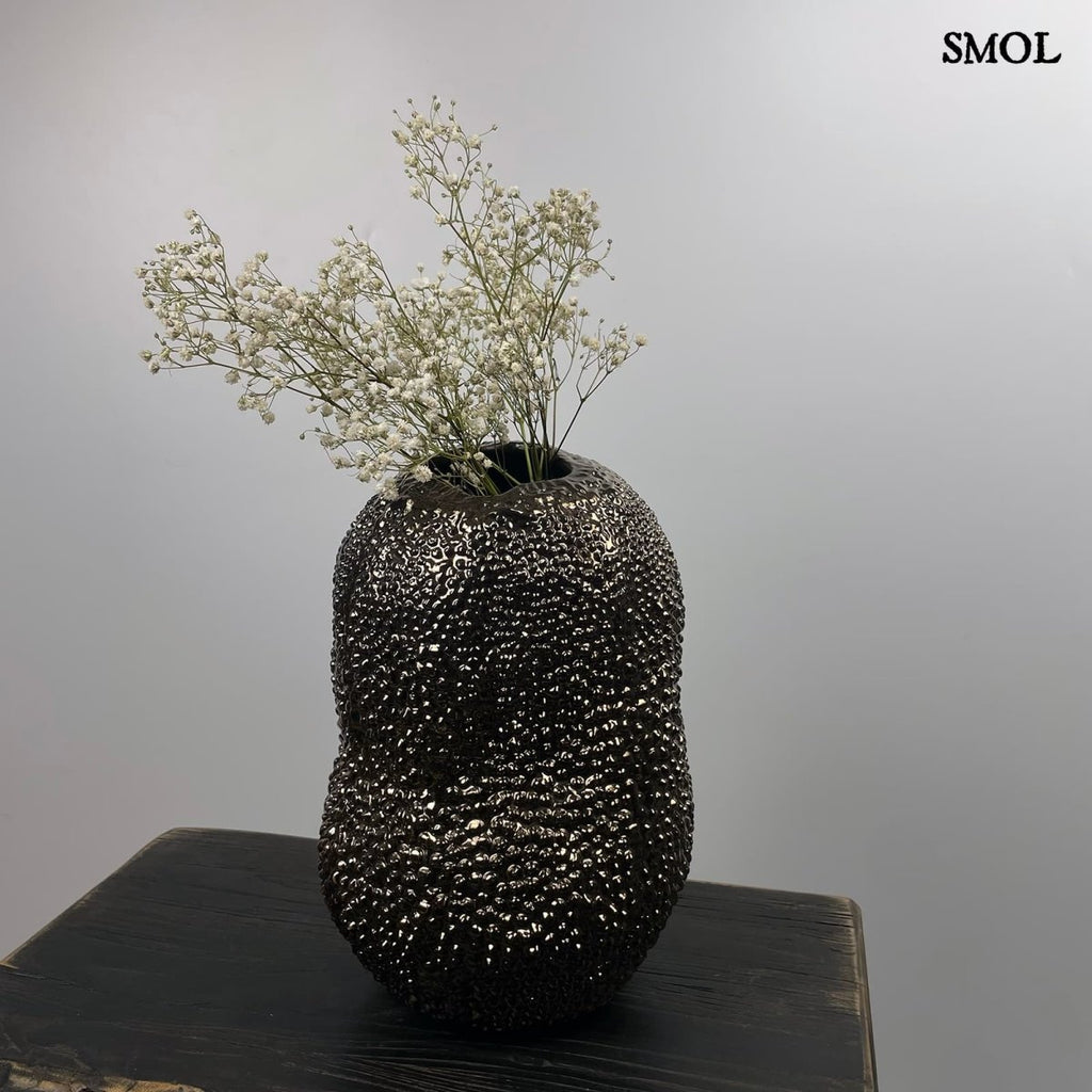 Váza - organikus forma, kerámia, 28 cm | KACPER - smol.hu - fekete kisasztalon, virággal