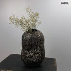 Váza - organikus forma, kerámia, 28 cm | KACPER - smol.hu - fekete kisasztalon, virággal