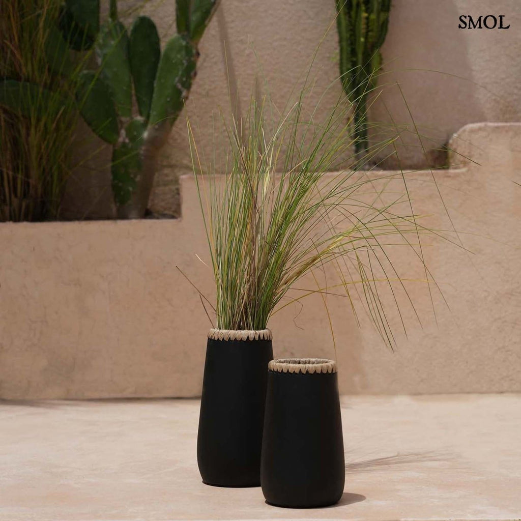 Váza - raffiával, fekete, terrakotta, 22 cm | SNEAKY - SMOL
