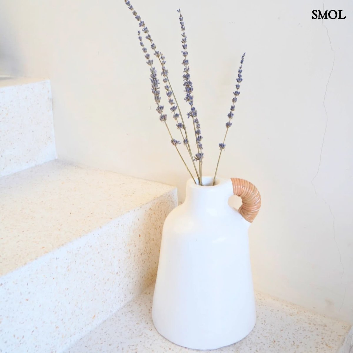 Váza rattannal, fehér | SANA - SMOL