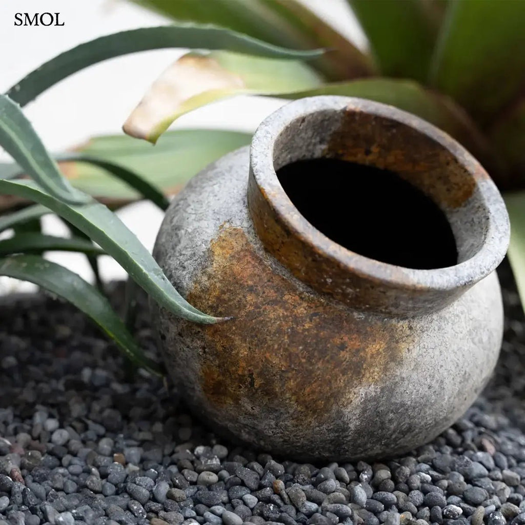 Antikolt szürke rusztikus terrakotta váza indonéz kézműves textúrával, kavicsban