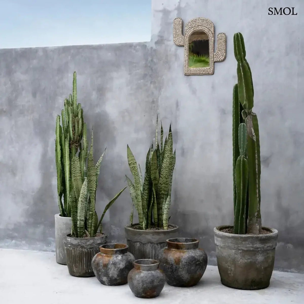 Antikolt szürke rusztikus terrakotta váza indonéz kézműves textúrával, teraszon, növényekkel