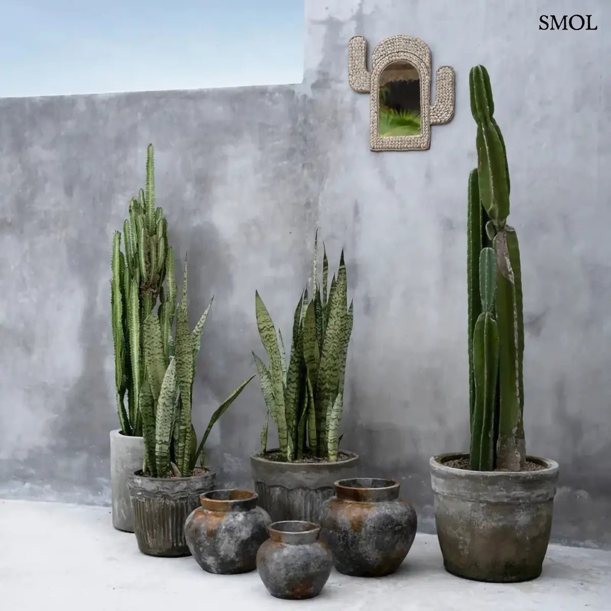 Antikolt szürke rusztikus terrakotta váza indonéz kézműves textúrával, teraszon, növényekkel