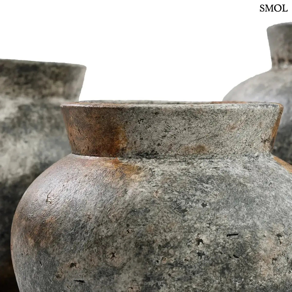 Antikolt szürke rusztikus terrakotta váza indonéz kézműves textúrával, oldalról nagyítva