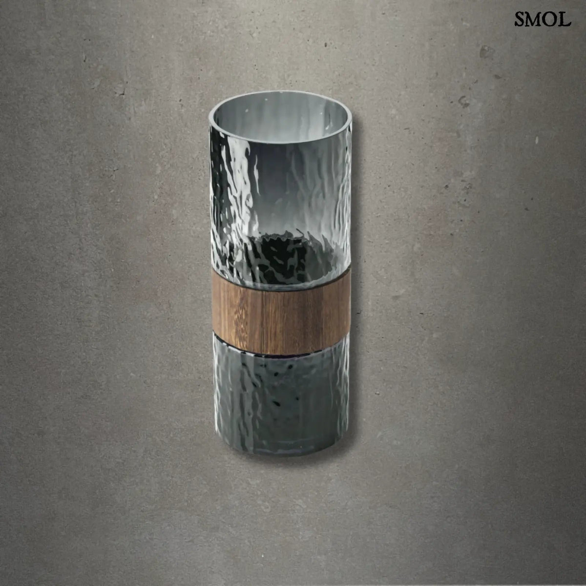 Sötétszürke váza üvegből, középen fa berakással, modern díszítőelem, szürke háttérrel