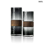 Sötétszürke váza üvegből, középen fa berakással, modern díszítőelem, oldalról