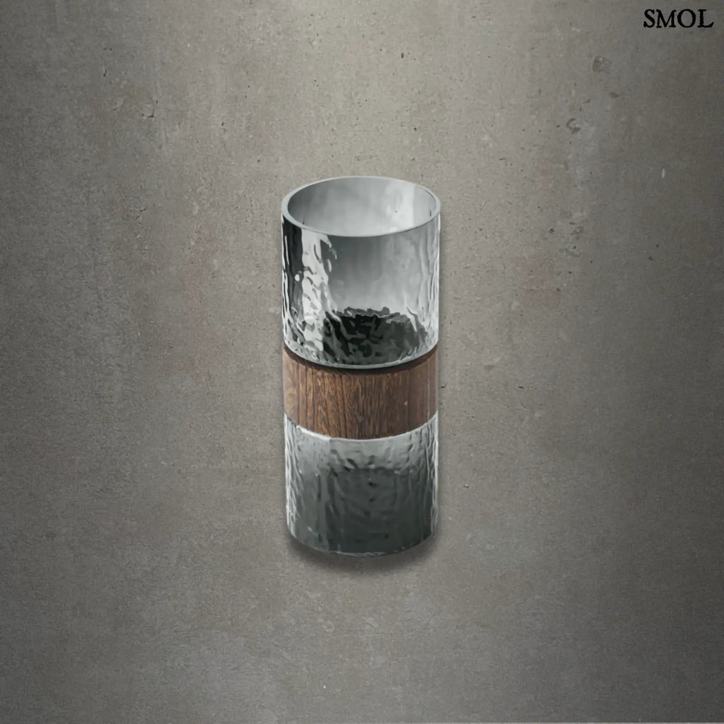 Sötétszürke textúrált üveg váza, barna fa berakással, szürke háttérrel