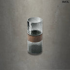 Sötétszürke textúrált üveg váza, barna fa berakással, szürke háttérrel