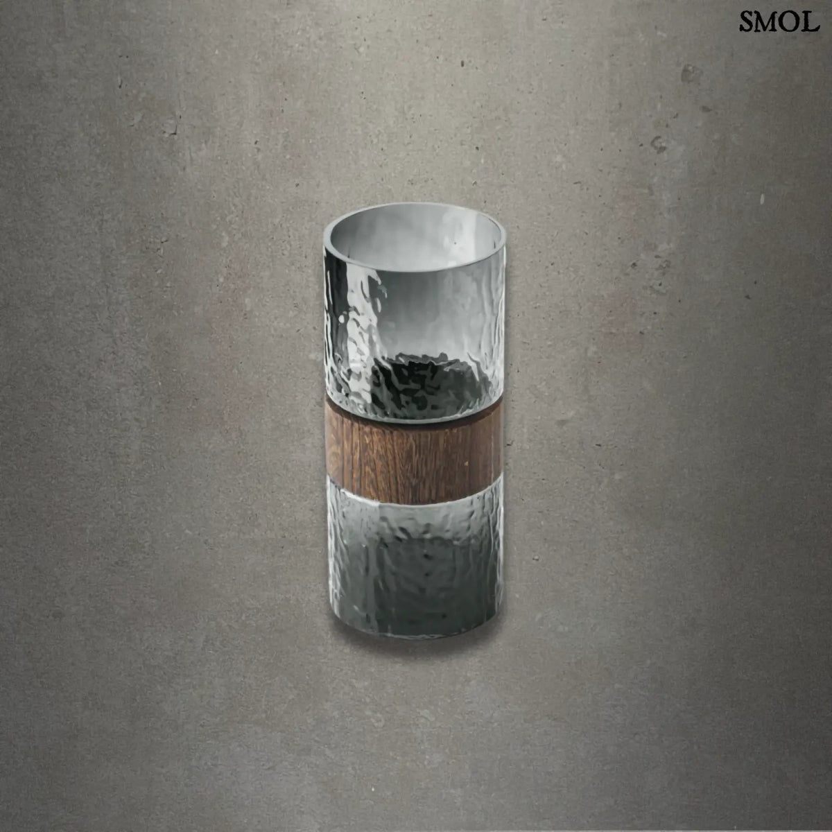 Sötétszürke textúrált üveg váza, barna fa berakással, szürke háttérrel