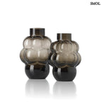 Sötétszürke luxus szürke üveg váza, buborékos szőlőfürt design formában. Újrahasznosított, kézműves termék, két méretben oldalról