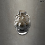 Sötétszürke luxus szürke üveg váza, buborékos szőlőfürt design formában. Újrahasznosított, kézműves termék, szürke háttérrel