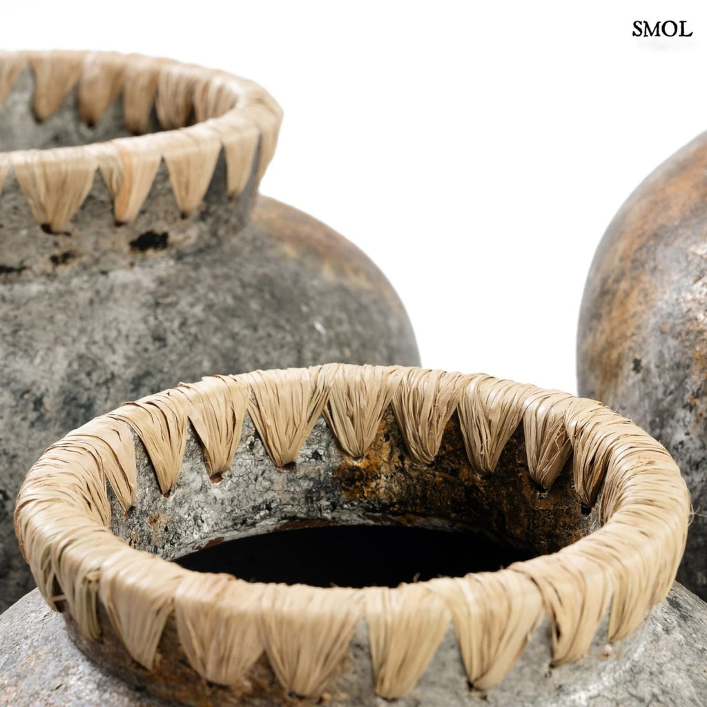 Váza - szürke terrakotta, raffiával, 22 cm | STELY - SMOL