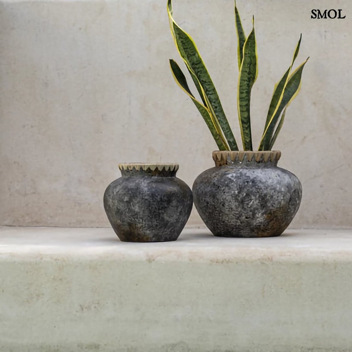 Váza - szürke terrakotta, raffiával, 22 cm | STELY - SMOL