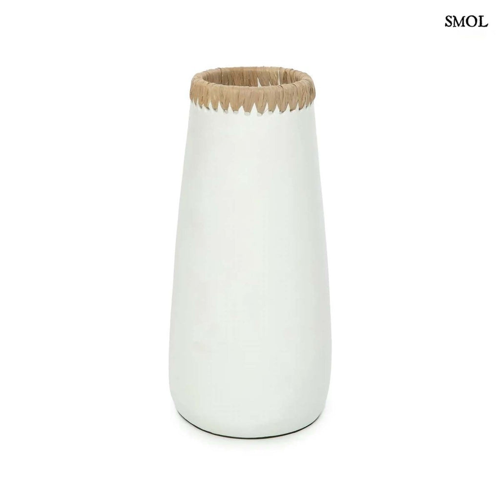 Karcsú terrakotta váza raffia díszítéssel fehér háttérrel