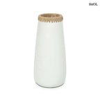 Karcsú terrakotta váza raffia díszítéssel fehér háttérrel