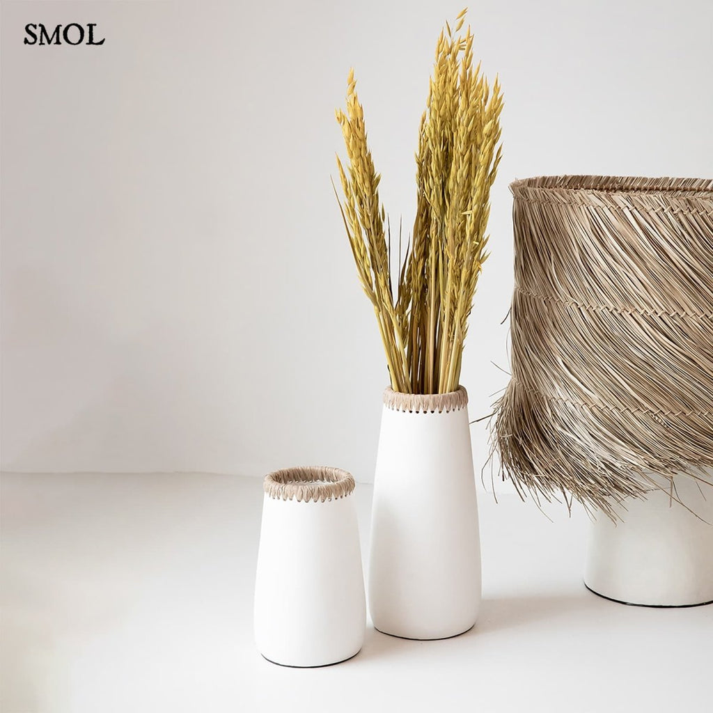 Karcsú terrakotta váza raffia díszítéssel két méretben, levéllel