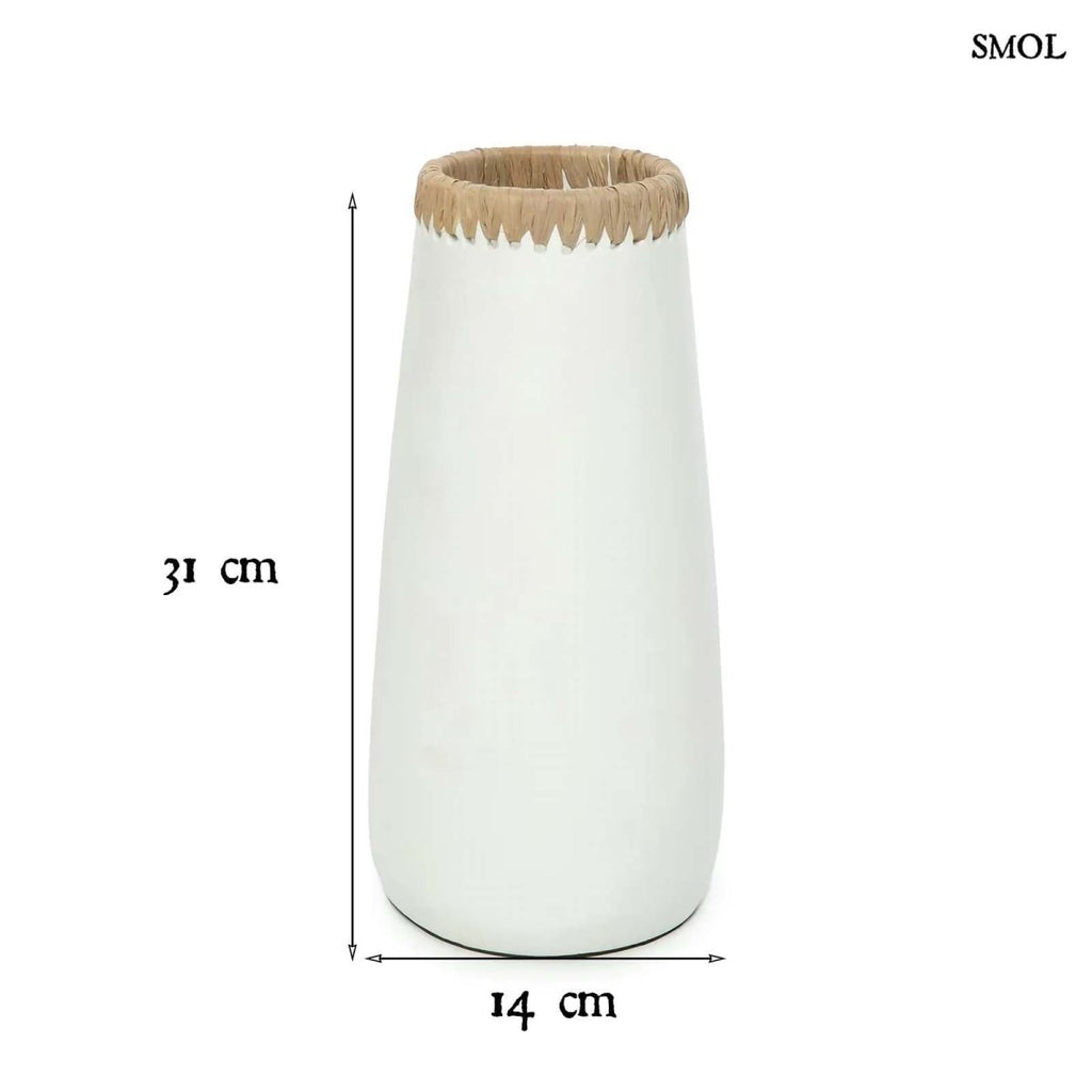 Karcsú terrakotta váza raffia díszítéssel méretekkel