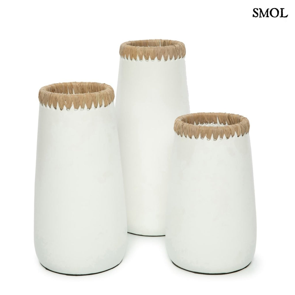 Karcsú terrakotta váza raffia díszítéssel három méretben