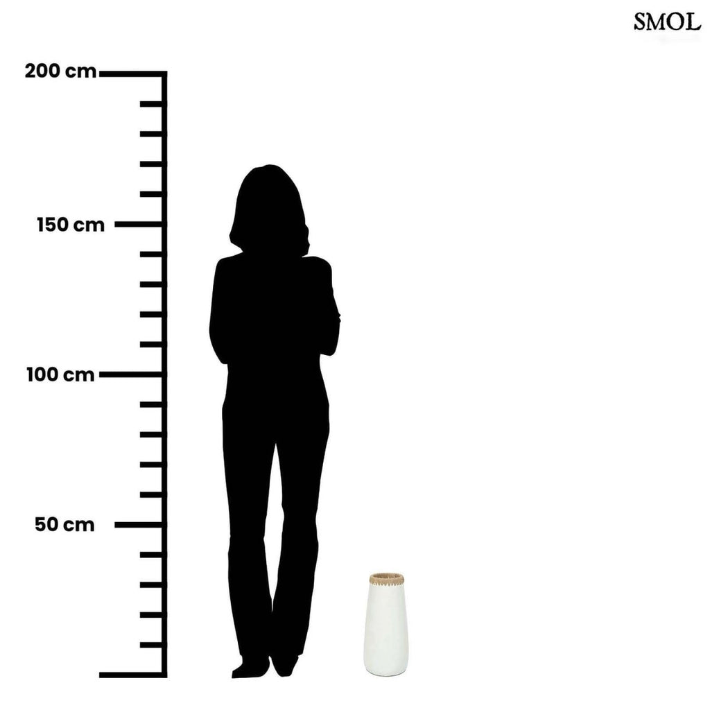 Karcsú terrakotta váza raffia díszítéssel méretarányosan